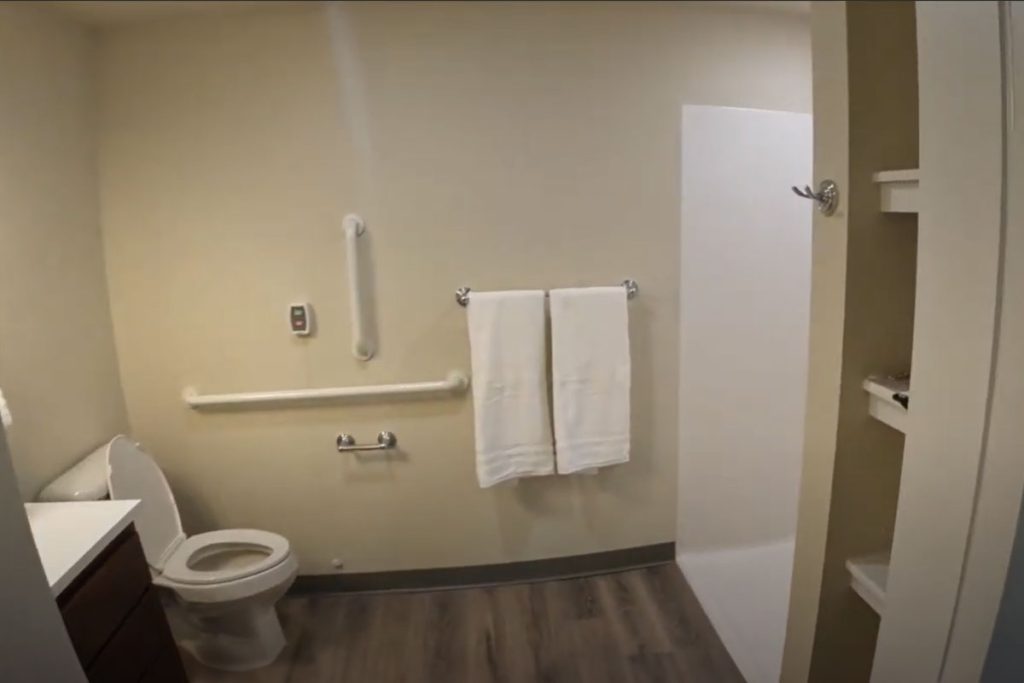 Spacious-Bathrooms-Assisted-Living